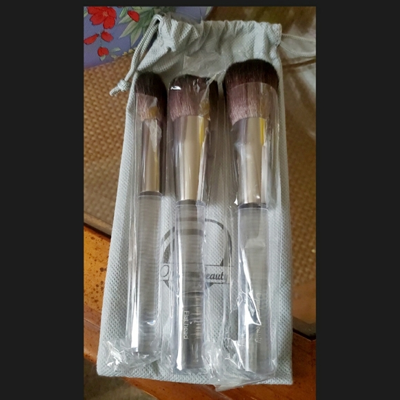 Laura Gellar eye lip and cheek palette and Opulent - Picture 4 of 5